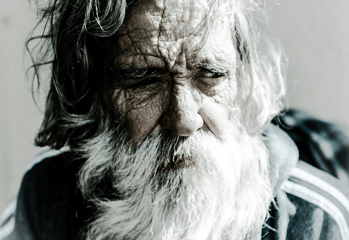 Retrato de un anciano con barba blanca