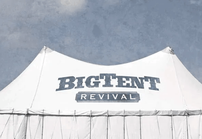 Carpa con la inscripción Big Tent Revival