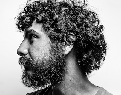 Retrato en blanco y negro de una persona de perfil